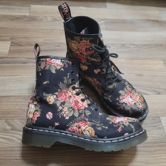 Dr. Doc Martens Womens 1460 Victorian Roses Floral Canvas Pattern Boots - 7 - Picture 1 of 8